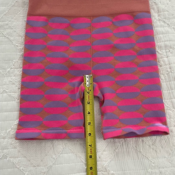 Fabletics Seamless High-Waisted 9” Shorts, size M 💜🧡💗 - Picture 6 of 7